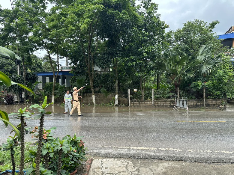 CSGT Tuy&ecirc;n Quang ph&acirc;n luồng đảm bảo ATGT tại c&aacute;c điểm ngập &uacute;ng tr&ecirc;n QL2C- Ảnh 2.