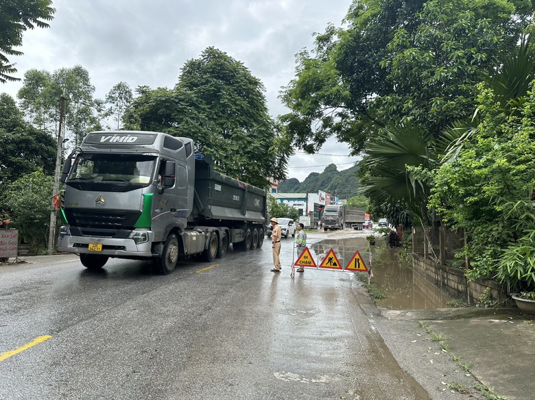 CSGT Tuy&ecirc;n Quang ph&acirc;n luồng đảm bảo ATGT tại c&aacute;c điểm ngập &uacute;ng tr&ecirc;n QL2C- Ảnh 3.