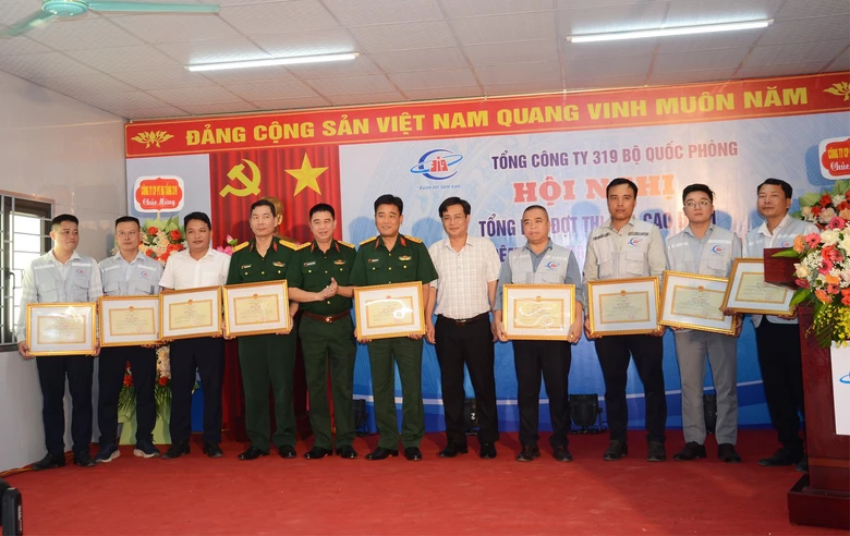 Nhiều đơn vị thi công vượt tiến độ dự án cao tốc qua Hà Tĩnh nhận thưởng nóng- Ảnh 1. Nhiều đơn vị thi công vượt tiến độ dự án cao tốc qua Hà Tĩnh nhận thưởng nóng- Ảnh 1.