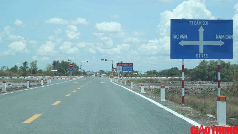 C&agrave; Mau: Lắp đ&egrave;n t&iacute;n hiệu giao th&ocirc;ng tại n&uacute;t giao tuyến tr&aacute;nh QL1 đảm bảo ATGT- Ảnh 2.