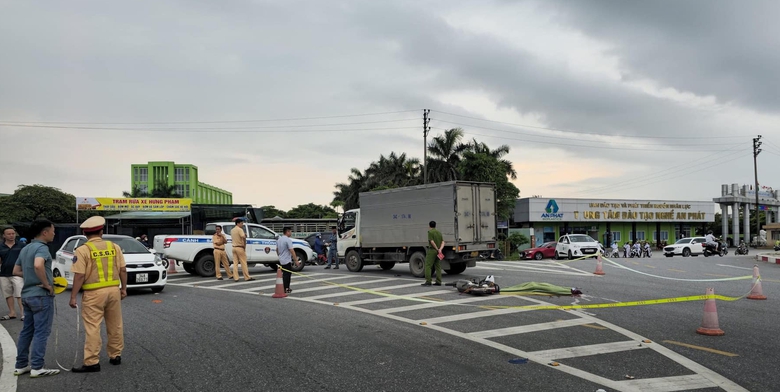 &Eacute;o le gia cảnh người phụ nữ tử vong do TNGT tại ng&atilde; ba giao quốc lộ 17- Ảnh 1.