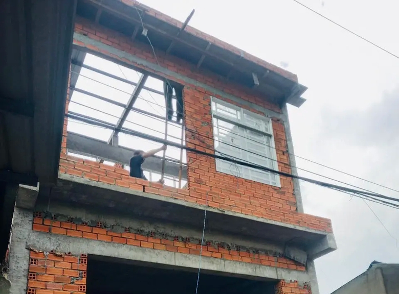 Vung thước nh&ocirc;m tr&uacute;ng d&acirc;y điện cao thế, 1 thợ x&acirc;y bị điện giật tử vong- Ảnh 1.