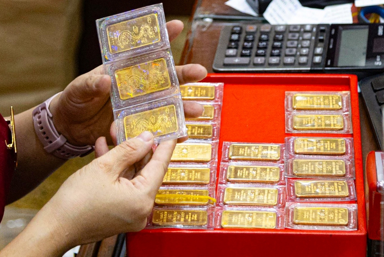 Nghịch l&yacute; gi&aacute; v&agrave;ng sau đấu thầu- Ảnh 1.