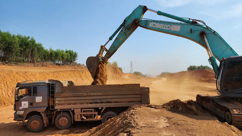 Nh&agrave; thầu cao tốc qua Quảng Ng&atilde;i mệt mỏi v&igrave; thiếu đất đắp- Ảnh 1.