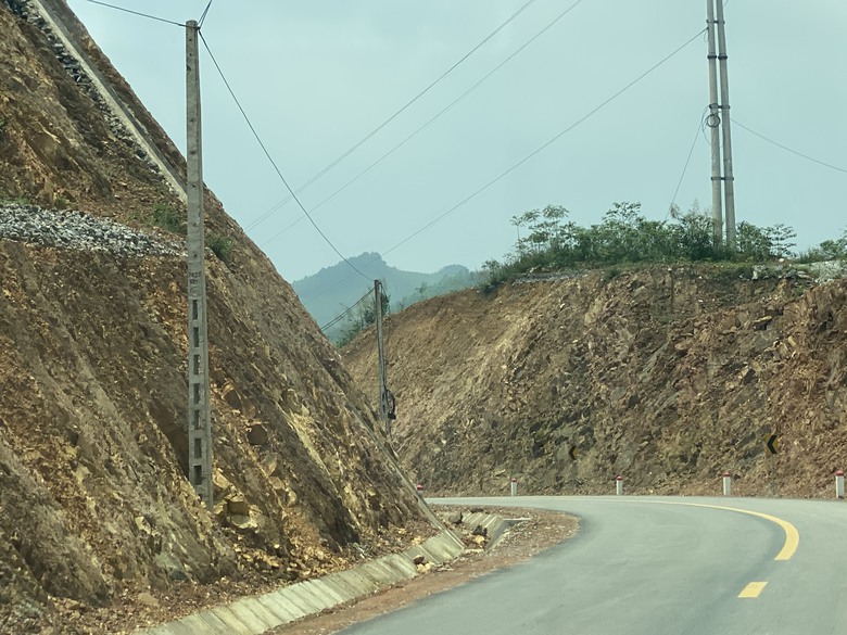 Quảng Ninh: Bất an đường trăm tỷ vừa kh&aacute;nh th&agrave;nh đ&atilde; sạt lở- Ảnh 3.