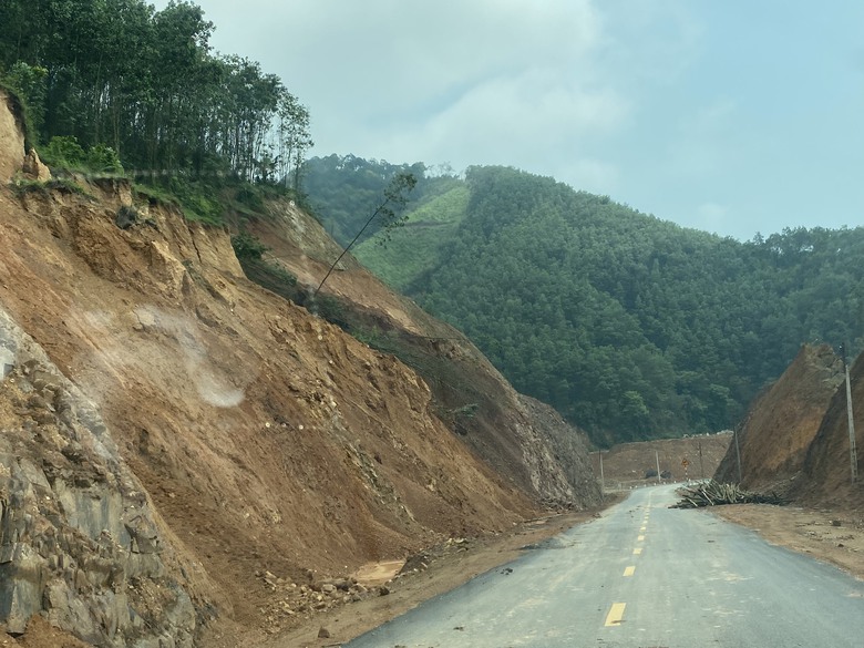 Quảng Ninh: Bất an đường trăm tỷ vừa kh&aacute;nh th&agrave;nh đ&atilde; sạt lở- Ảnh 1.