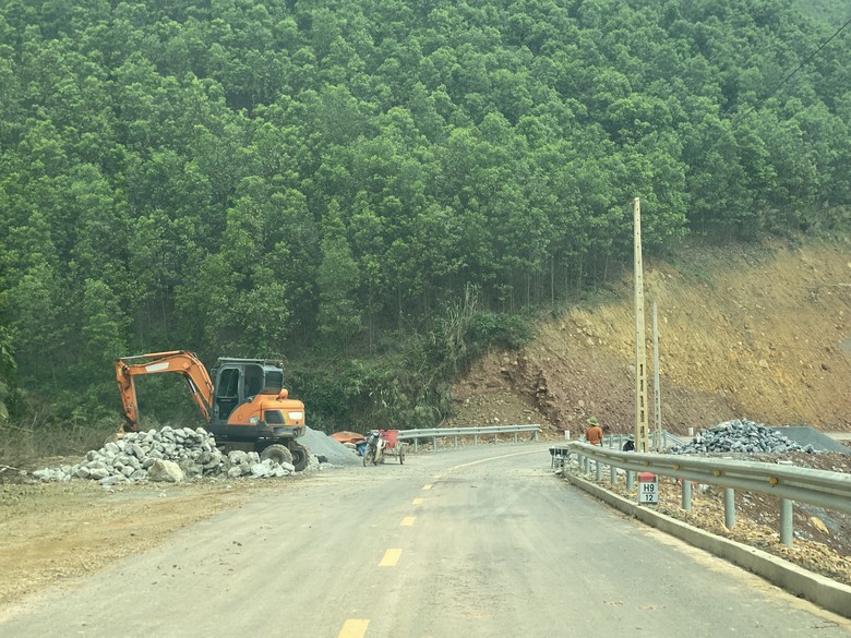 Quảng Ninh: Bất an đường trăm tỷ vừa kh&aacute;nh th&agrave;nh đ&atilde; sạt lở- Ảnh 5.