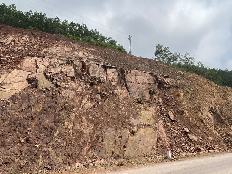 Quảng Ninh: Bất an đường trăm tỷ vừa kh&aacute;nh th&agrave;nh đ&atilde; sạt lở- Ảnh 2.