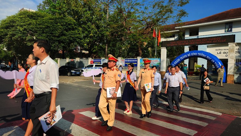 Khánh thành mô hình trường học an toàn, áp dụng sổ tay ATGT- Ảnh 5. Khánh thành mô hình trường học an toàn, áp dụng sổ tay ATGT- Ảnh 5.