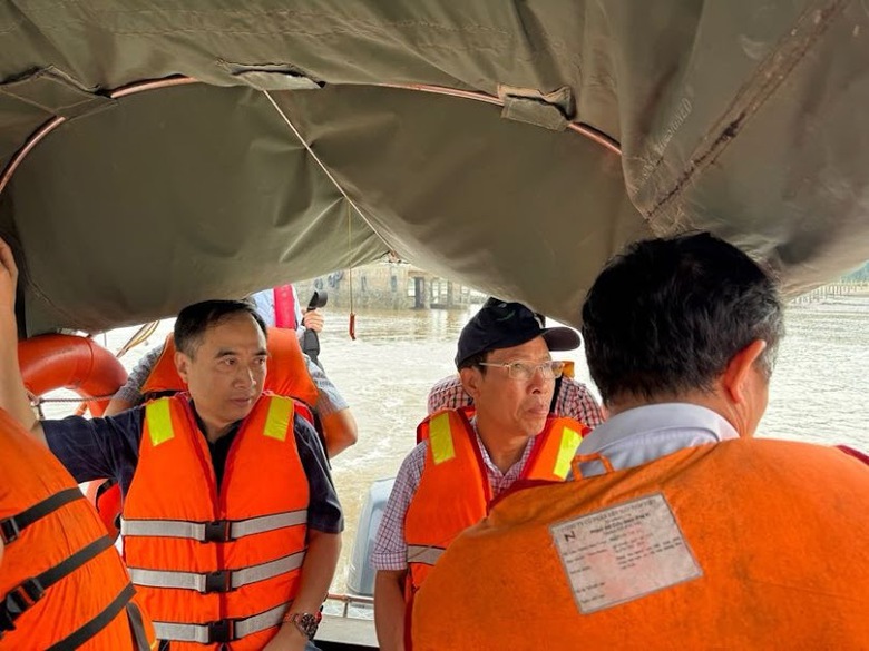 Huy động lực lượng tìm kiếm thuyền viên ca nô chìm trên luồng Hải Phòng- Ảnh 1. Huy động lực lượng tìm kiếm thuyền viên ca nô chìm trên luồng Hải Phòng- Ảnh 1.