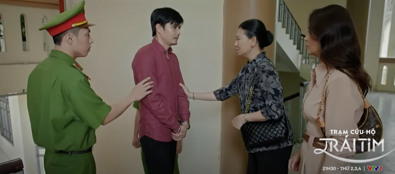 Nghe tin con trai bị khởi tố, b&agrave; Xinh tức tốc t&igrave;m đến gặp con.
