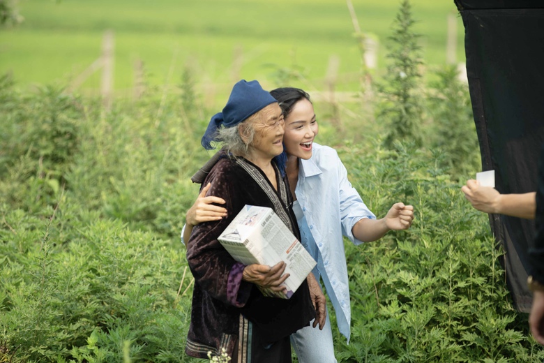 H&rsquo;Hen Ni&ecirc; ra mắt MV ca nhạc đầu tay &ldquo;Nụ cười Việt Nam&rdquo;- Ảnh 5.
