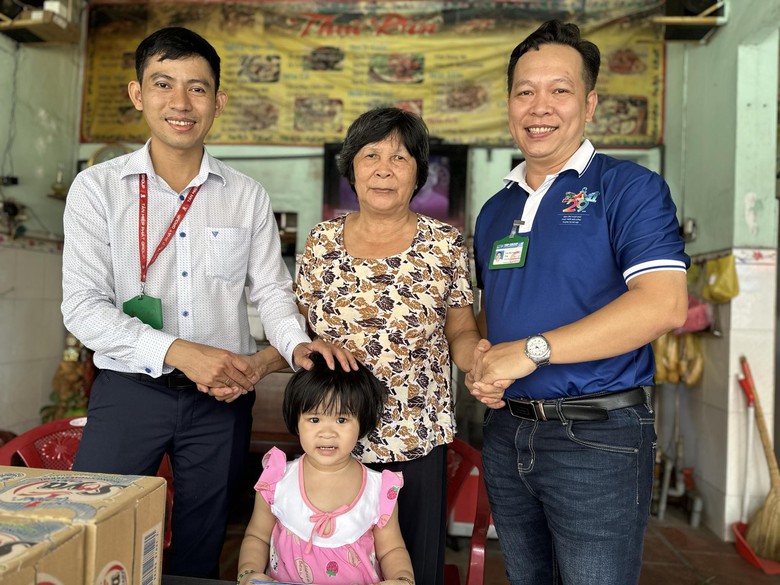 T&acirc;n Hiệp Ph&aacute;t thăm hỏi v&agrave; tặng qu&agrave; trẻ em trong chương tr&igrave;nh &ldquo;C&ugrave;ng con đi tiếp cuộc đời"- Ảnh 1.