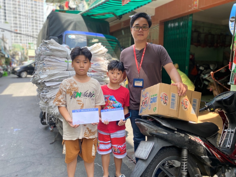 T&acirc;n Hiệp Ph&aacute;t thăm hỏi v&agrave; tặng qu&agrave; trẻ em trong chương tr&igrave;nh &ldquo;C&ugrave;ng con đi tiếp cuộc đời"- Ảnh 2.