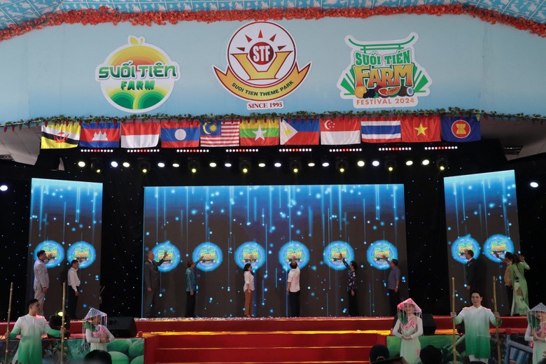 Vườn b&iacute; đao khổng lồ h&uacute;t du kh&aacute;ch tại lễ hội tr&aacute;i c&acirc;y Nam Bộ- Ảnh 1.