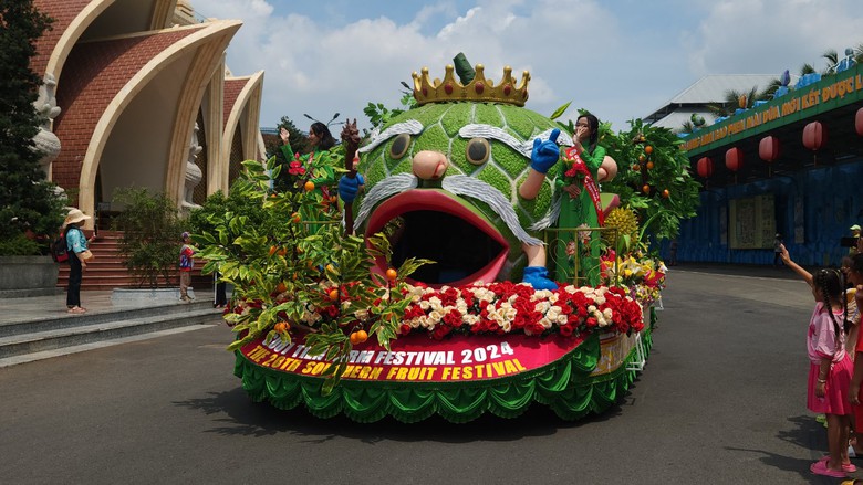 Vườn b&iacute; đao khổng lồ h&uacute;t du kh&aacute;ch tại lễ hội tr&aacute;i c&acirc;y Nam Bộ- Ảnh 7.