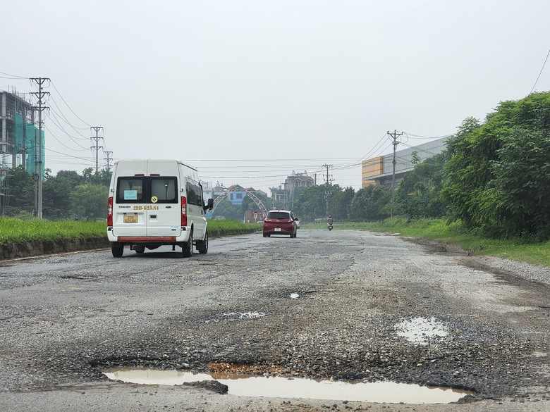 Vĩnh Ph&uacute;c: Đường l&agrave;m 11 năm chưa quyết to&aacute;n, xuống cấp nghi&ecirc;m trọng- Ảnh 1.