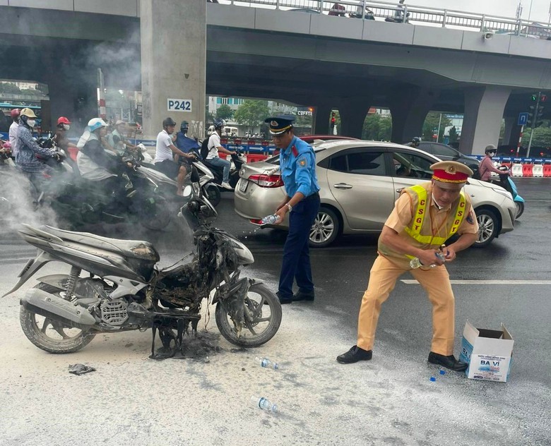 Xe m&aacute;y đang chạy bất ngờ bốc ch&aacute;y giữa ng&atilde; tư- Ảnh 1.