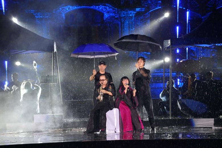 Người d&acirc;n, du kh&aacute;ch Huế đội mưa "đối thoại" c&ugrave;ng &acirc;m nhạc Trịnh C&ocirc;ng Sơn- Ảnh 6.