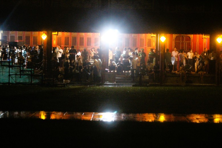 Người d&acirc;n, du kh&aacute;ch Huế đội mưa "đối thoại" c&ugrave;ng &acirc;m nhạc Trịnh C&ocirc;ng Sơn- Ảnh 2.