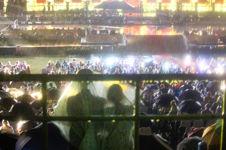 Người d&acirc;n, du kh&aacute;ch Huế đội mưa "đối thoại" c&ugrave;ng &acirc;m nhạc Trịnh C&ocirc;ng Sơn- Ảnh 4.