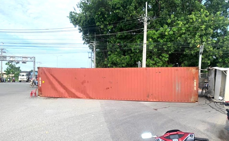 Xe đầu kéo lật giữa giao lộ, suýt đè trúng người đi xe máy- Ảnh 1. Xe đầu kéo lật giữa giao lộ, suýt đè trúng người đi xe máy- Ảnh 1.