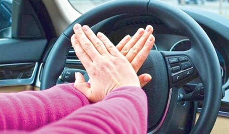 Bấm c&ograve;i xe li&ecirc;n tục c&oacute; bị phạt tiền?- Ảnh 1.