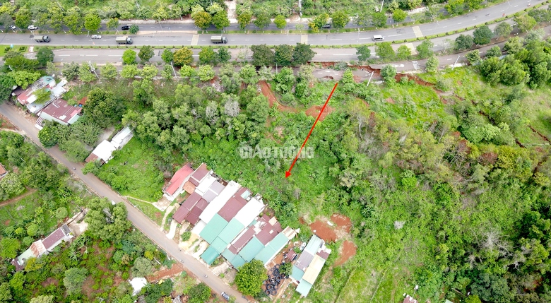 Đắk N&ocirc;ng:&nbsp;Thấp thỏm sống dưới con đường sụt l&uacute;n- Ảnh 1.