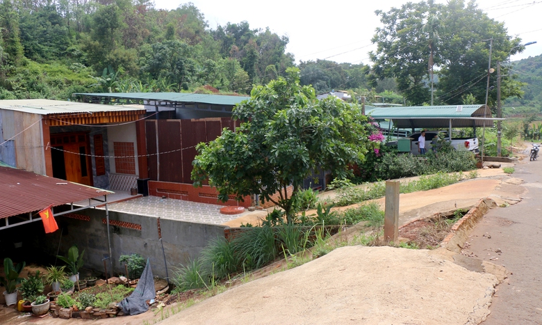 Đắk N&ocirc;ng:&nbsp;Thấp thỏm sống dưới con đường sụt l&uacute;n- Ảnh 2.