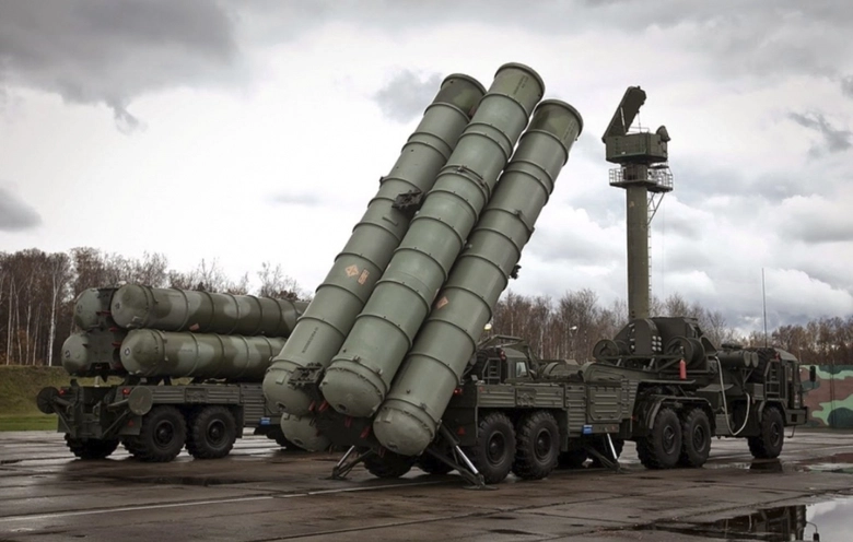 Ukraine tuy&ecirc;n bố đ&aacute;nh tr&uacute;ng 3 hệ thống ph&ograve;ng kh&ocirc;ng S-400 v&agrave; S-300 của Nga ở Crimea- Ảnh 1.