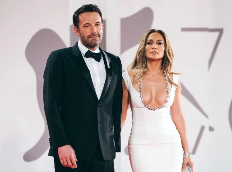 Jennifer Lopez đeo nhẫn cưới "xua tan" tin đồn ly hôn Ben Affleck- Ảnh 3. Jennifer Lopez đeo nhẫn cưới "xua tan" tin đồn ly hôn Ben Affleck- Ảnh 3.