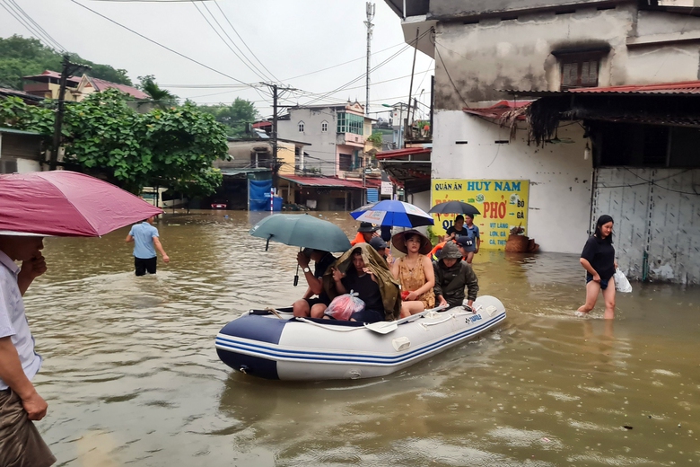 CSGT dùng xe chuyên dụng chở khách Tây, người dân bị kẹt trong lũ lụt- Ảnh 5. CSGT dùng xe chuyên dụng chở khách Tây, người dân bị kẹt trong lũ lụt- Ảnh 5.