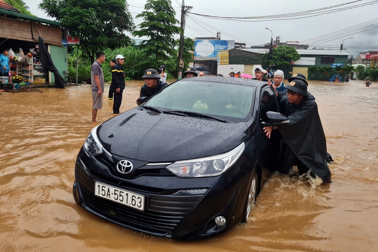 CSGT dùng xe chuyên dụng chở khách Tây, người dân bị kẹt trong lũ lụt- Ảnh 4. CSGT dùng xe chuyên dụng chở khách Tây, người dân bị kẹt trong lũ lụt- Ảnh 4.