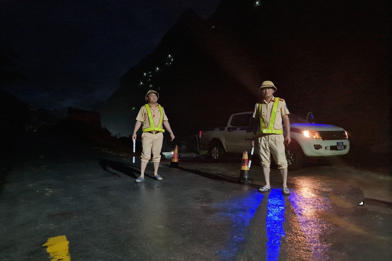 CSGT dùng xe chuyên dụng chở khách Tây, người dân bị kẹt trong lũ lụt- Ảnh 9. CSGT dùng xe chuyên dụng chở khách Tây, người dân bị kẹt trong lũ lụt- Ảnh 9.