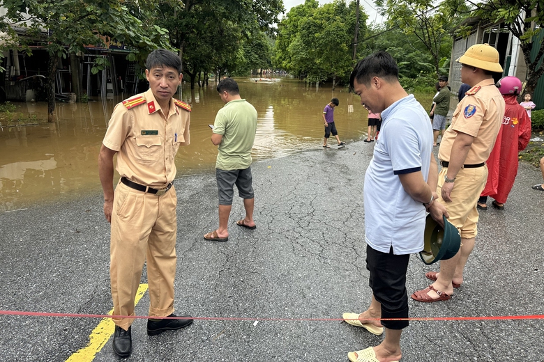 CSGT dùng xe chuyên dụng chở khách Tây, người dân bị kẹt trong lũ lụt- Ảnh 3. CSGT dùng xe chuyên dụng chở khách Tây, người dân bị kẹt trong lũ lụt- Ảnh 3.