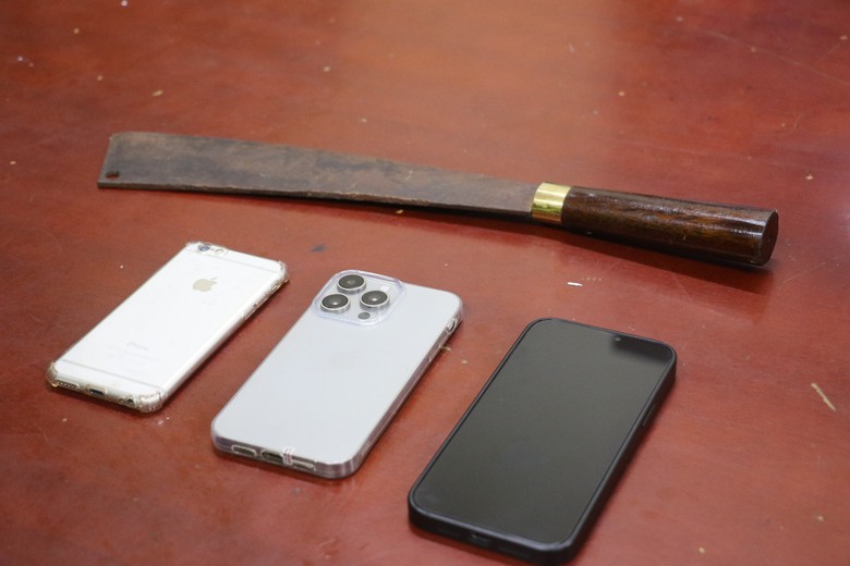 Bắt giữ 2 đối tượng d&ugrave;ng dao chặn đường cướp t&agrave;i sản ở Nghệ An- Ảnh 2.