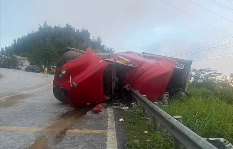 Hiện trường vụ lật xe đầu k&eacute;o khiến t&agrave;i xế tử vong.