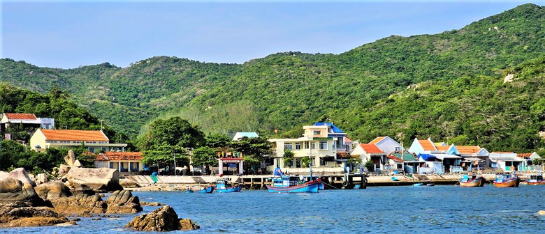 Nhịp sống ở l&agrave;ng ch&agrave;i trăm năm tuổi chưa kết nối đường bộ- Ảnh 1.