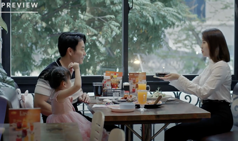 Ng&acirc;n H&agrave; c&ugrave;ng con g&aacute;i tổ chức sinh nhật cho Vũ.