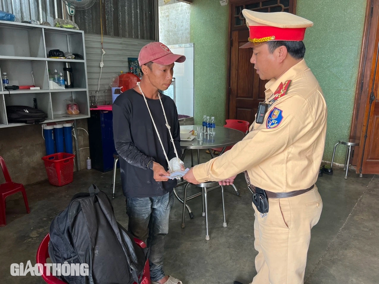 CSGT Đắk Nông giúp đỡ người đàn ông đi bộ 8 ngày về quê an toàn- Ảnh 1. CSGT Đắk Nông giúp đỡ người đàn ông đi bộ 8 ngày về quê an toàn- Ảnh 1.