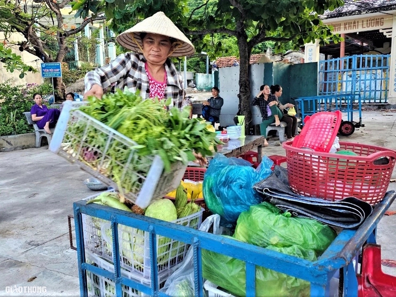 Nhịp sống ở l&agrave;ng ch&agrave;i trăm năm tuổi chưa kết nối đường bộ- Ảnh 7.