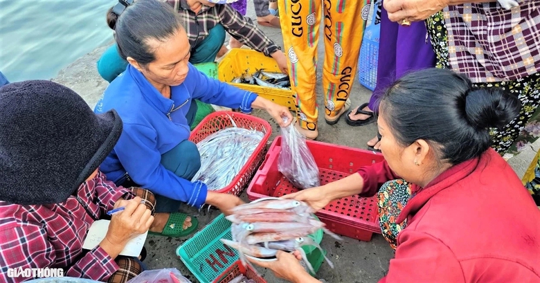 Nhịp sống ở l&agrave;ng ch&agrave;i trăm năm tuổi chưa kết nối đường bộ- Ảnh 3.