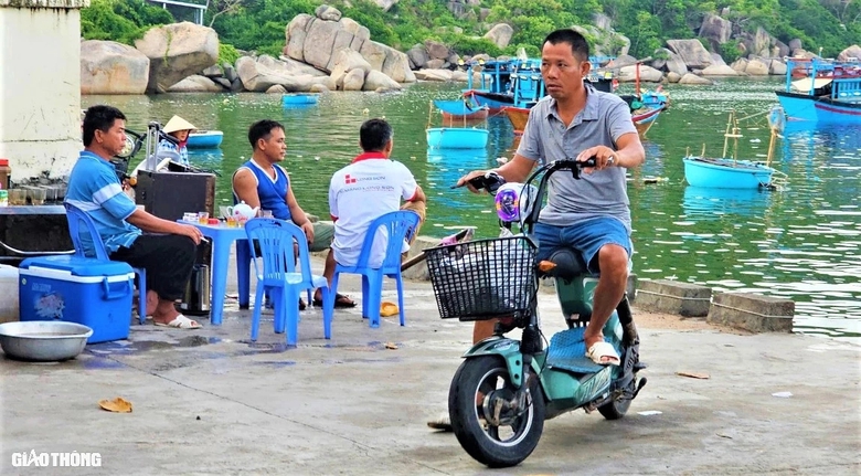 Nhịp sống ở l&agrave;ng ch&agrave;i trăm năm tuổi chưa kết nối đường bộ- Ảnh 8.