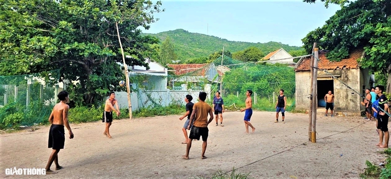 Nhịp sống ở l&agrave;ng ch&agrave;i trăm năm tuổi chưa kết nối đường bộ- Ảnh 9.