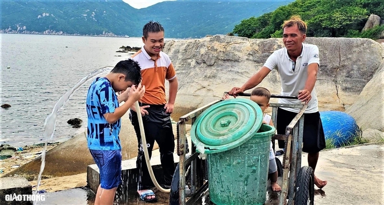 Nhịp sống ở l&agrave;ng ch&agrave;i trăm năm tuổi chưa kết nối đường bộ- Ảnh 11.