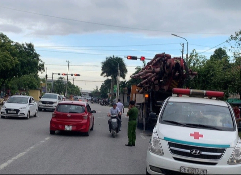 Xe m&aacute;y chở 3 &ocirc;ng ch&aacute;u va chạm xe bơm b&ecirc; t&ocirc;ng, 2 người tử vong- Ảnh 1.