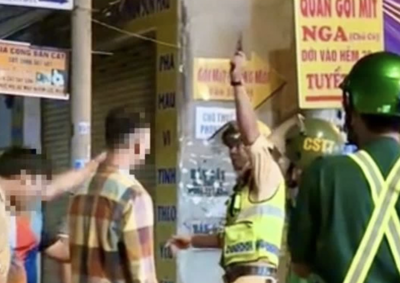 Cảnh s&aacute;t giao th&ocirc;ng bắn chỉ thi&ecirc;n ngăn chặn vụ hỗn chiến- Ảnh 1.