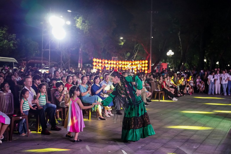 Nghệ sĩ trong nước và quốc tế cháy hết mình cùng nhịp đập Festival Huế 2024- Ảnh 4. Nghệ sĩ trong nước và quốc tế cháy hết mình cùng nhịp đập Festival Huế 2024- Ảnh 4.