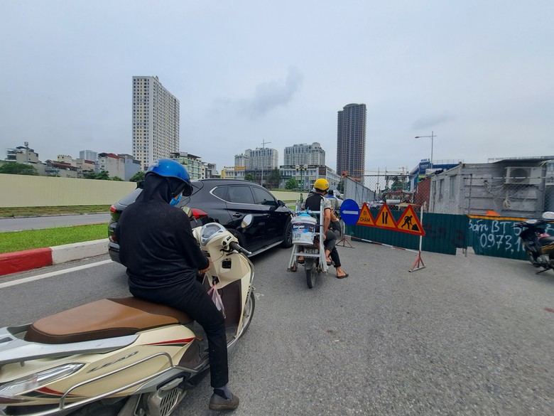 Nh&agrave; thầu r&agrave;o chắn đường, thi c&ocirc;ng cầm chừng, người d&acirc;n chật vật qua đường Vũ Trọng Kh&aacute;nh- Ảnh 2.