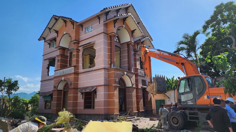 Cận cảnh gia chủ th&aacute;o dỡ căn biệt thự nhường đất l&agrave;m cao tốc- Ảnh 1.